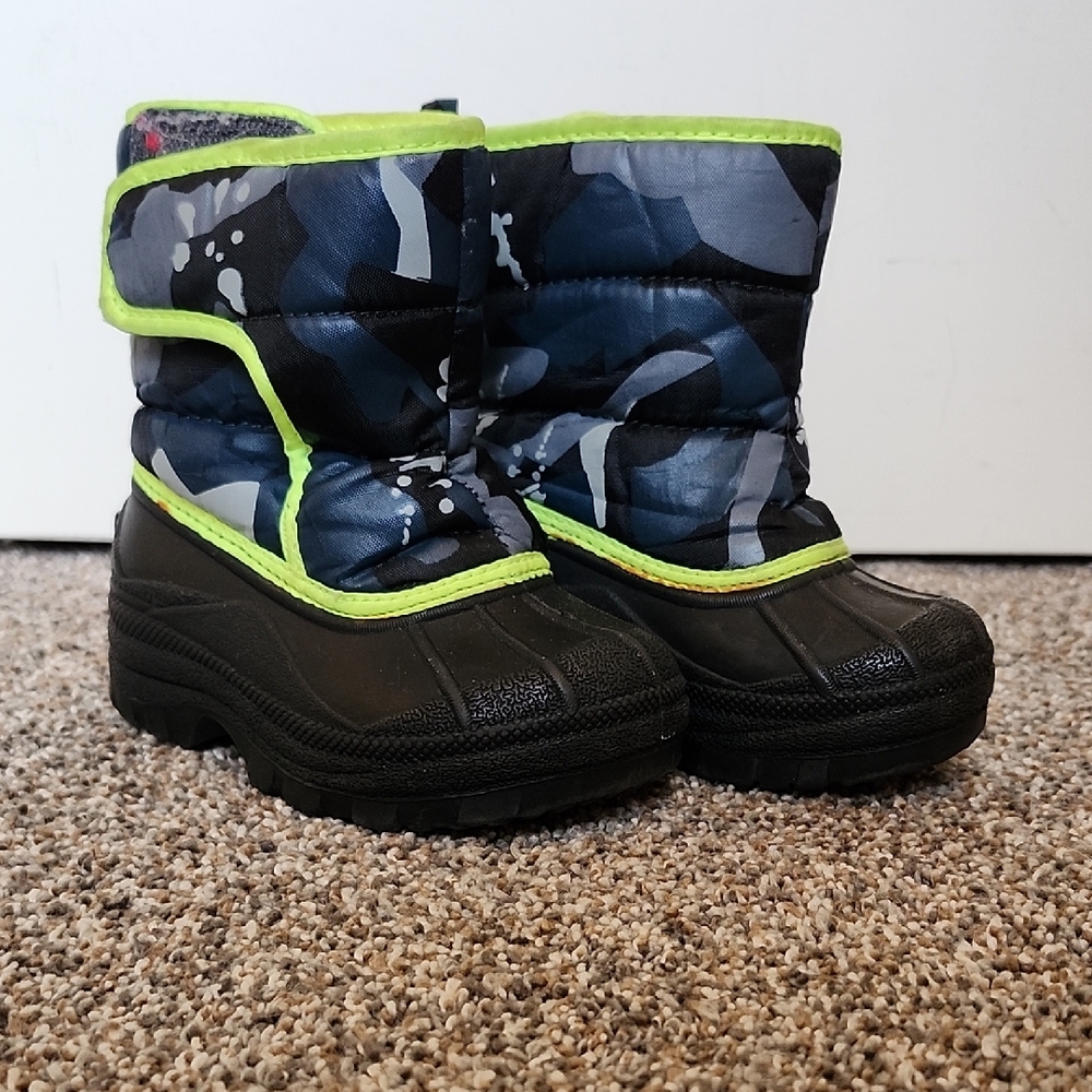 Old Navy Camouflage Kids Snow Boots with Neon Trim